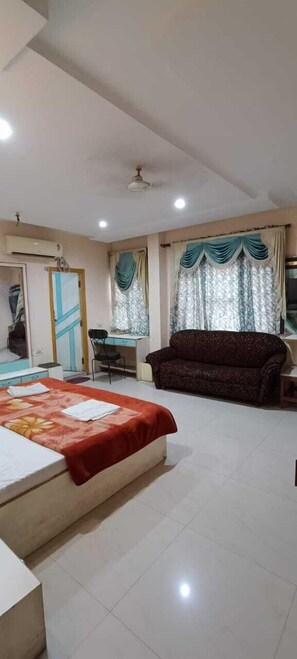 Deluxe Room | Laptop workspace, free WiFi