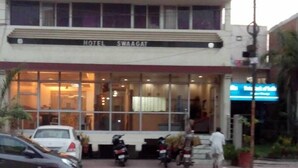A hotel with a sign reading "HOTEL SWAA GAT." - Hotel Swaagat (Agra)