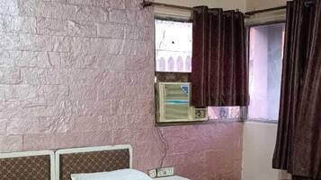 Family Room | Laptop workspace, free WiFi