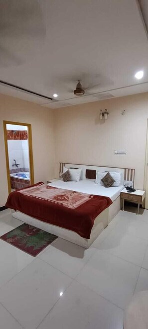 Deluxe Room | Laptop workspace, free WiFi