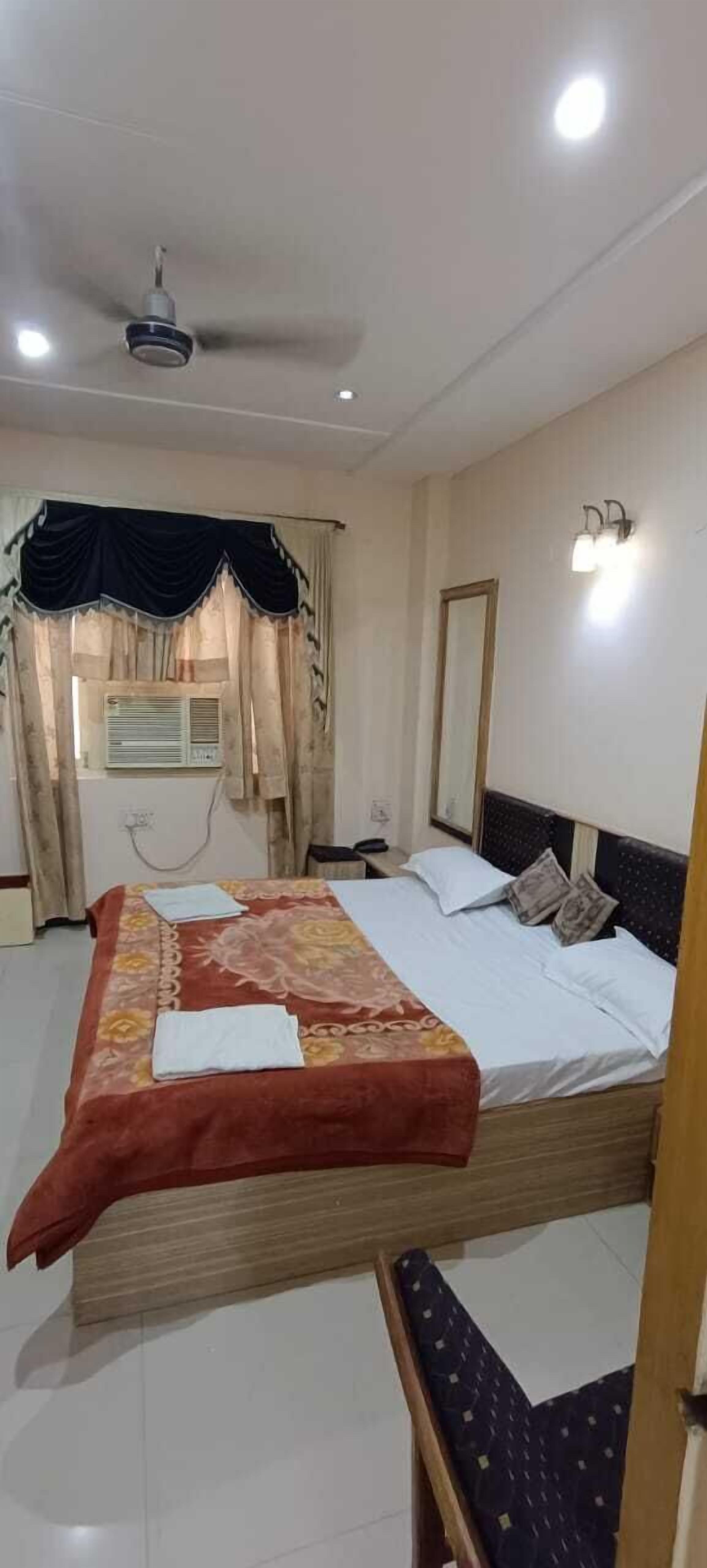 Quarto clássico | Espaço de trabalho para notebook, Wi-Fi de cortesia