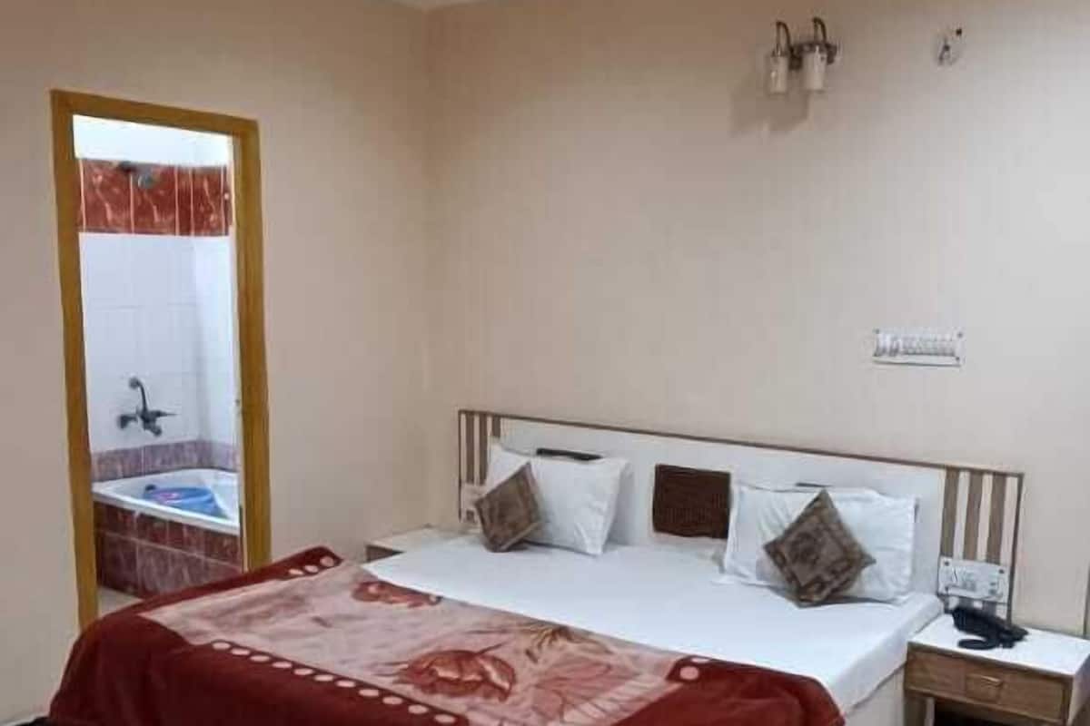 Deluxe Room | Laptop workspace, free WiFi