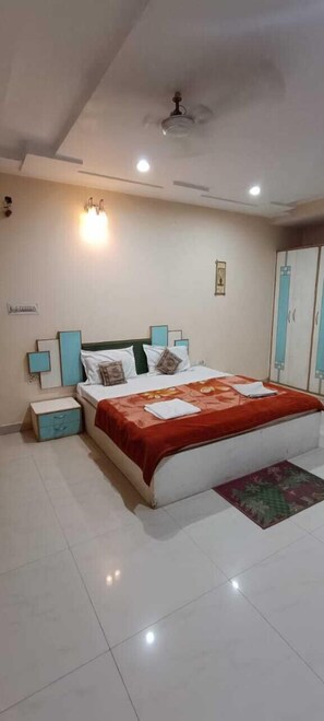 Deluxe Room | Laptop workspace, free WiFi - Hotel Swaagat (Agra)