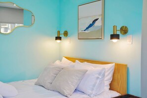 مكواة/لوح كي وسرير سفر وواي فاي مجانًا وملاءات أسرّة