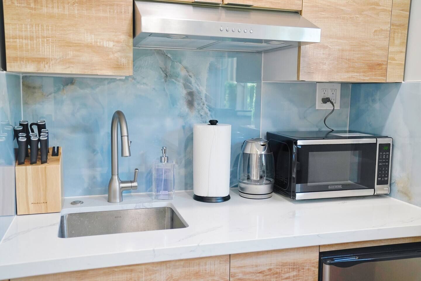 Réfrigérateur, micro-ondes, plaque de cuisson, cafetière/bouilloire