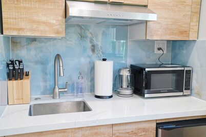 Small Private Modern Retreat Near SF 22421D