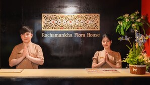 A reception desk with a sign reading "Rachamankha Flora House". - Rachamankha Flora House Chiang Mai (Chiang Mai)