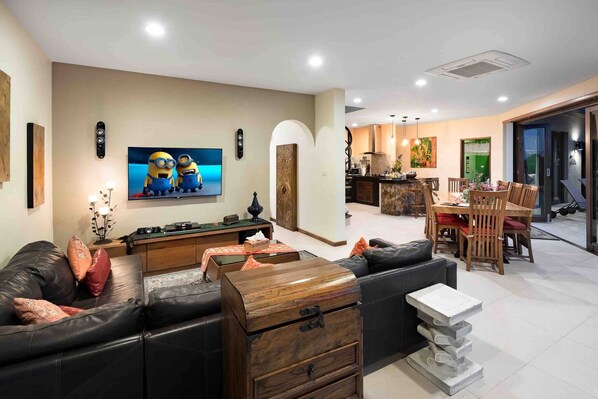 Room, 3 Bedrooms, Smoking, Private Pool | Living room | Books