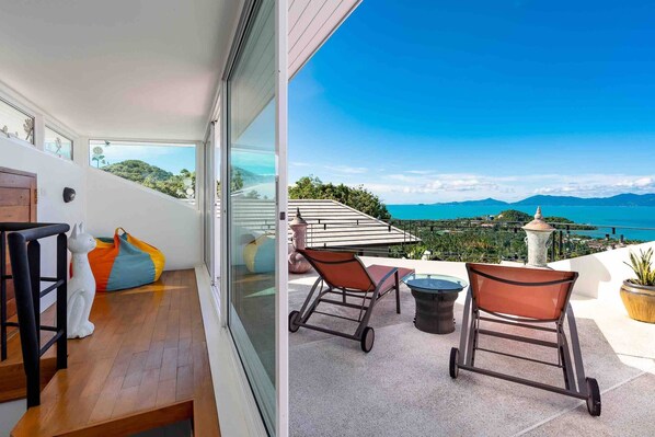 Huone, 3 makuuhuonetta, tupakointi sallittu, yksityinen uima-allas | Parveke