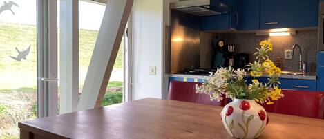 Kühlschrank, Mikrowelle, Herdplatte, Wasserkocher mit Kaffee-/Teezubehör