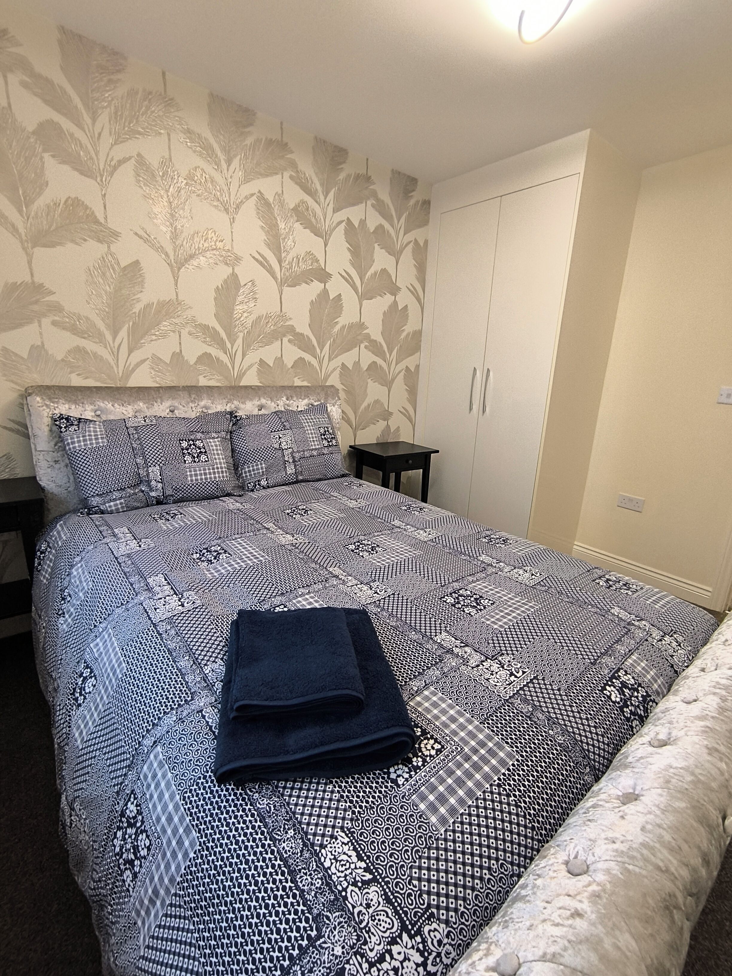 3 عدّة غرف نوم ومكواة/لوح كي وخدمة الإنترنت وملاءات أسرّة