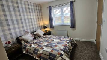 3 bedrooms, iron/ironing board, internet, bed sheets
