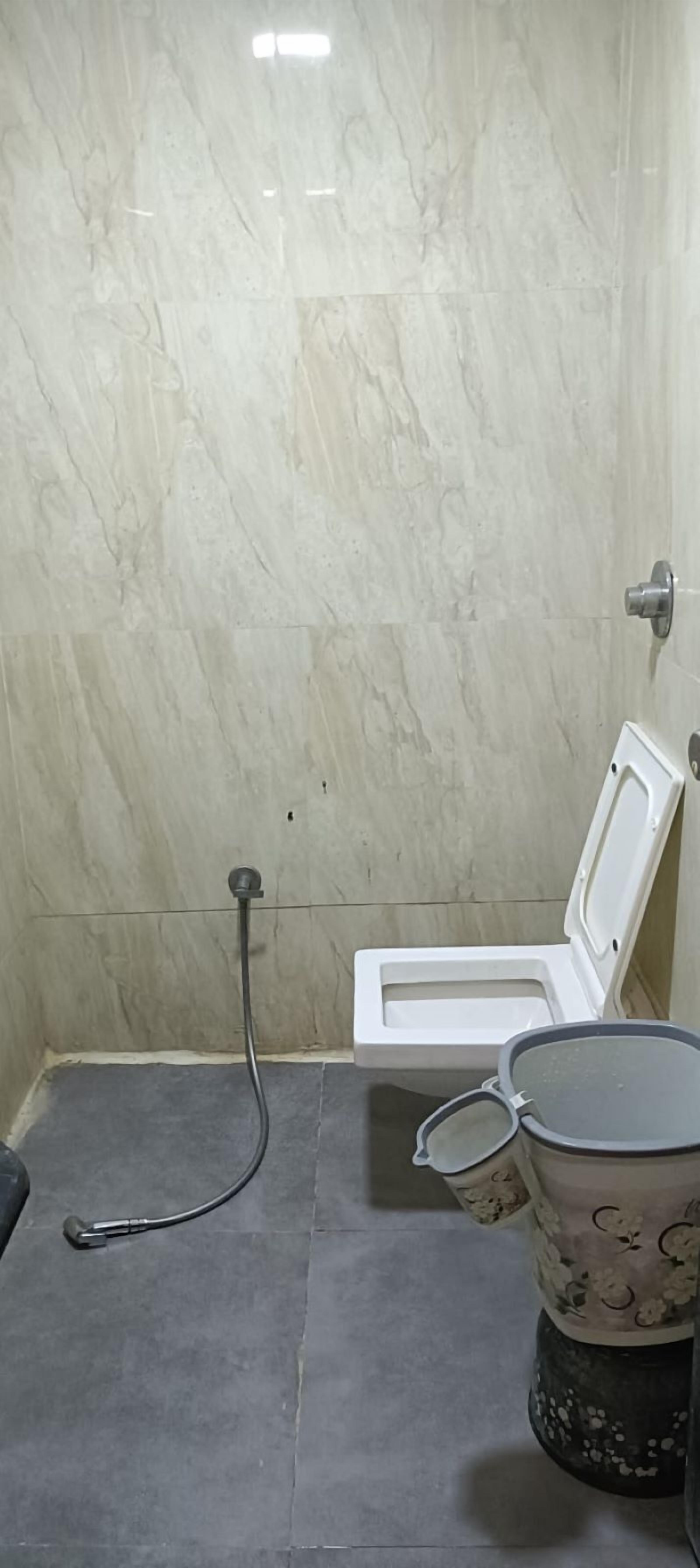 Familien-Dreibettzimmer | Badezimmer | Dusche, Regendusche, kostenlose Toilettenartikel, Haartrockner