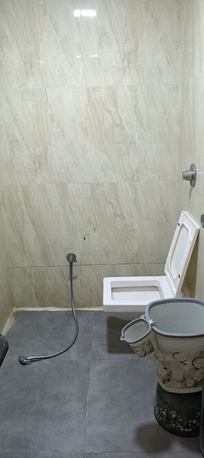 Un baño con ducha, inodoro y lavamanos.