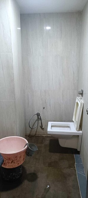 Deluxe Double Room | Bathroom | Shower, free toiletries, towels, soap