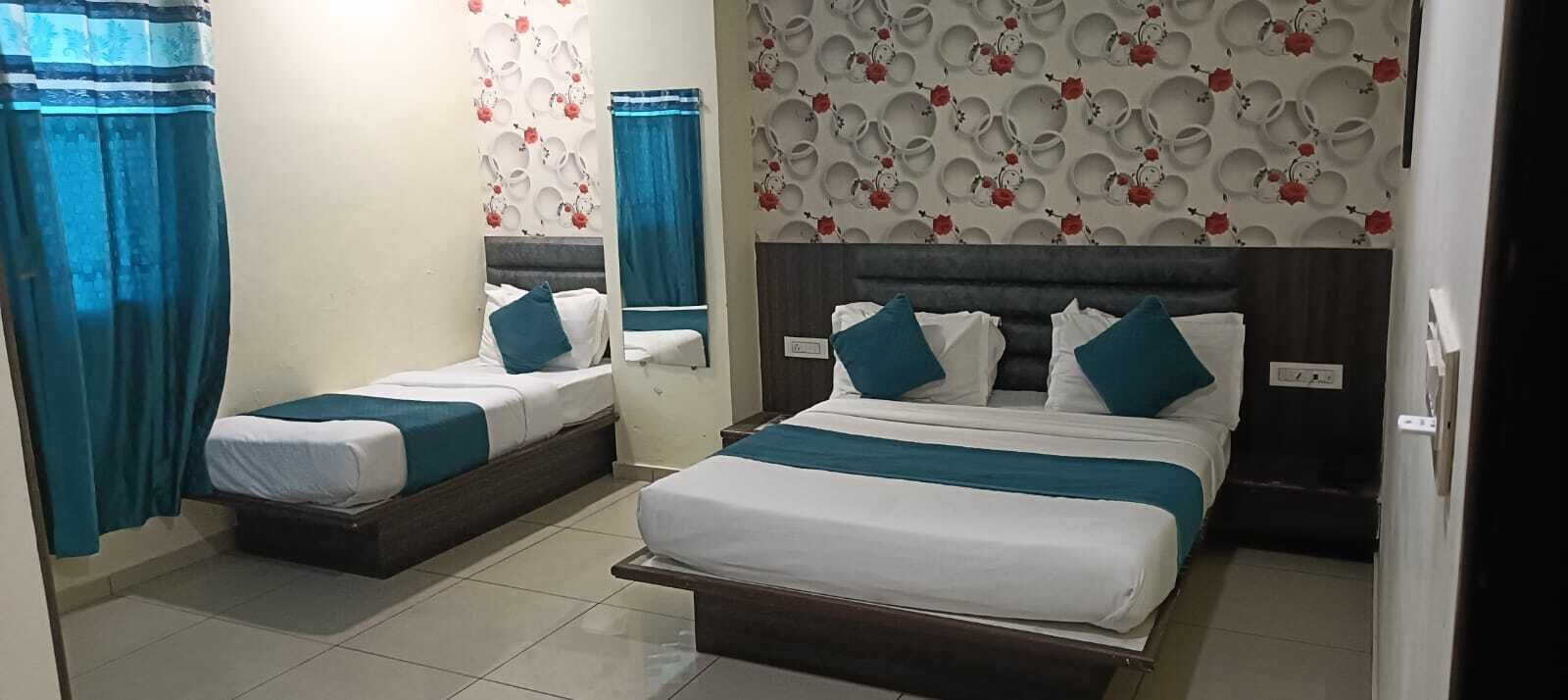 Kahden hengen deluxe-huone | Ylelliset vuodevaatteet, työpöytä