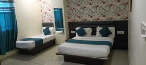 Deluxe Double Room | Desk, laptop workspace, free WiFi