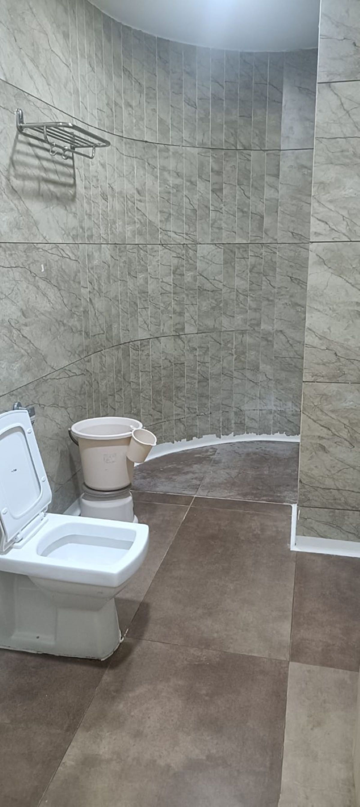 Standardzimmer | Badezimmer | Dusche, Regendusche, kostenlose Toilettenartikel, Haartrockner