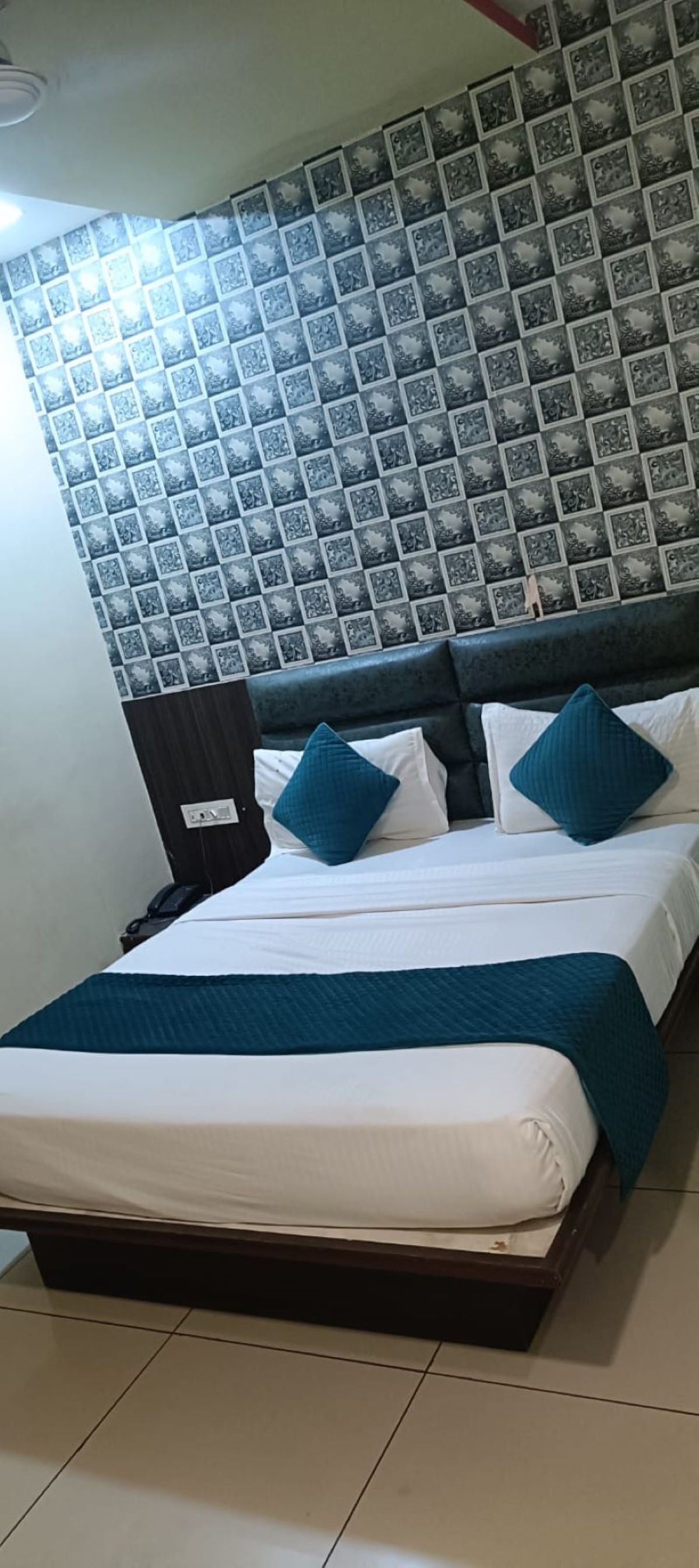 Standard-huone | Ylelliset vuodevaatteet, työpöytä