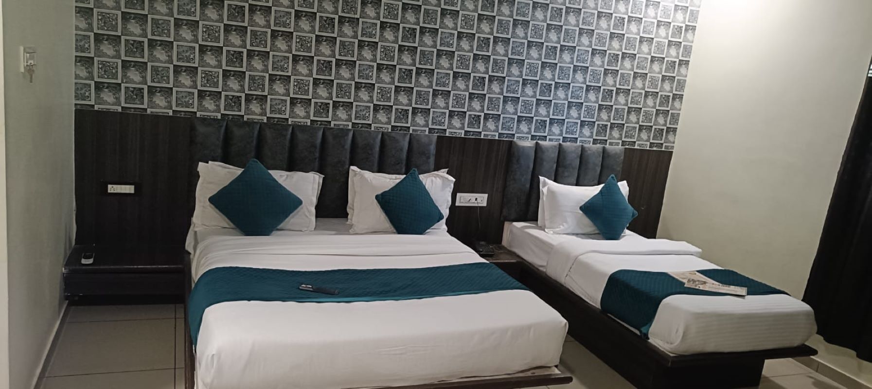 Kolmen hengen perhehuone | Ylelliset vuodevaatteet, työpöytä