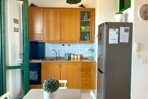 Refrigerador, parrilla de estufa, cafetera y tetera y comedor