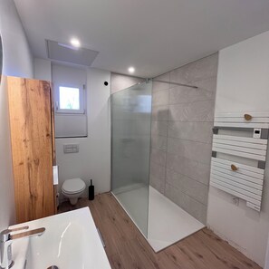 Douche, sĂšche-cheveux, serviettes fournies, papier toilette
