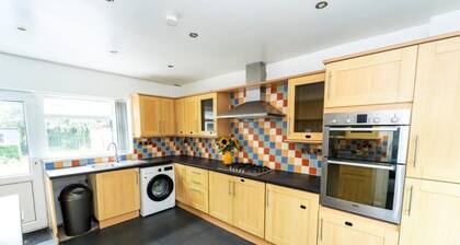 Sunny Lodge in Anstey - Spacious 3 Bedroom Home