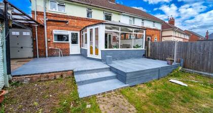 Sunny Lodge in Anstey - Spacious 3 Bedroom Home