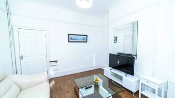 House, 6 Bedrooms | Living area