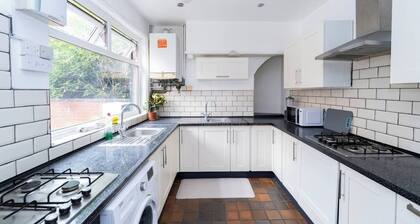 Charming Victorian Home in Heart of Leicester