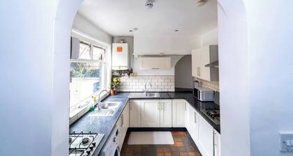 Charming Victorian Home in Heart of Leicester