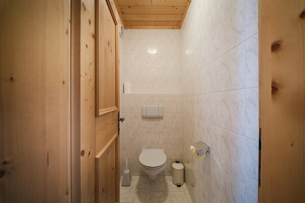 A small bathroom with a toilet, a bidet, and a trash can. - Apartment in a quiet location in Mittersill (Mittersill)