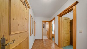 A hallway with wooden doors and a tiled floor. - Apartment in a quiet location in Mittersill (Mittersill)