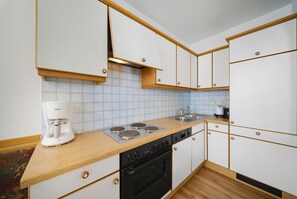 ثلاجة، فرن، موقد طهي مسطح، غسالة أطباق