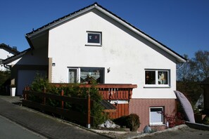 Exterior - Apartment 'Sammet' with Shared Terrace, Communal Garden and Wi-Fi (Brilon)