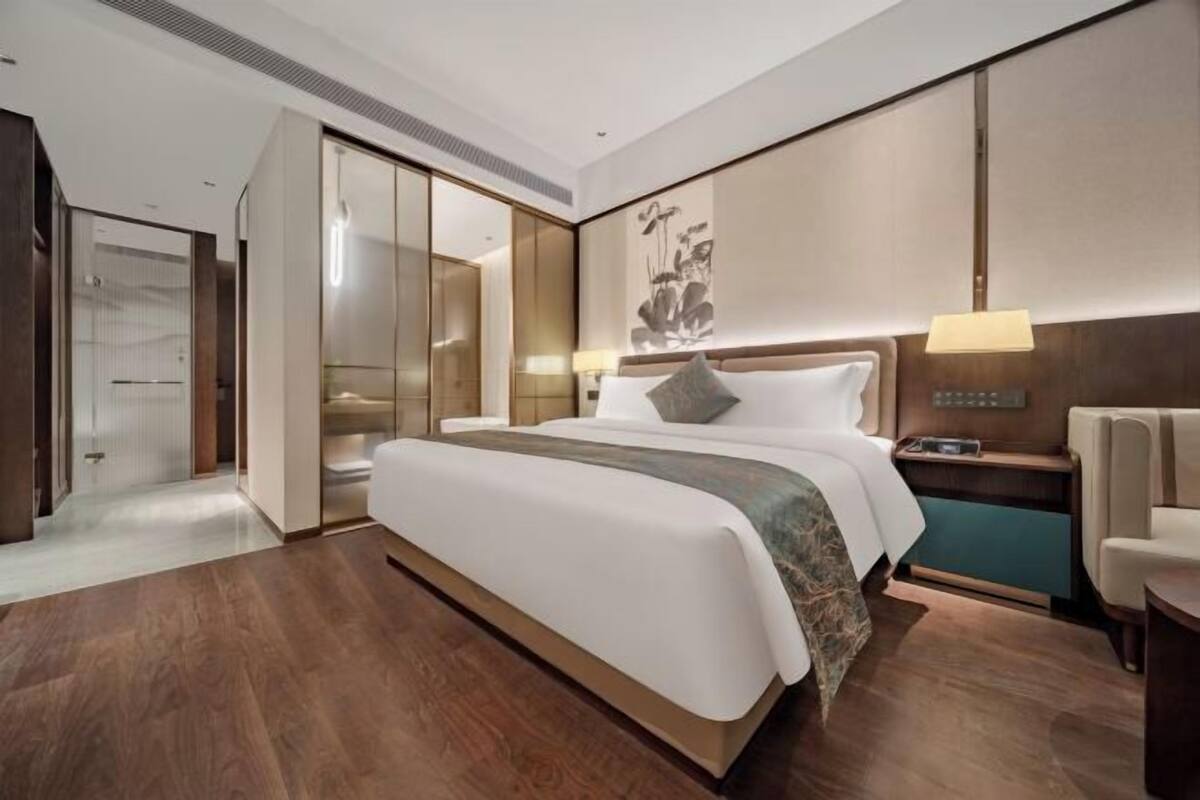 In-room safe, blackout drapes, WiFi (free)