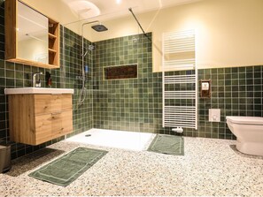 Haartrockner, Handtücher, Seife, Toilettenpapier