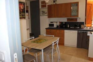 Kylskåp, mikrovågsugn, ugn och spishäll