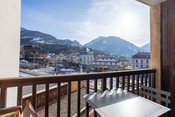 Outdoor dining - Charming Apartment with Mountain View – Briançon (Briançon)