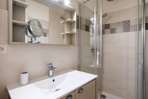 Douche, sèche-cheveux, serviettes fournies