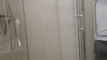 Regadera, secadora de cabello, toallas