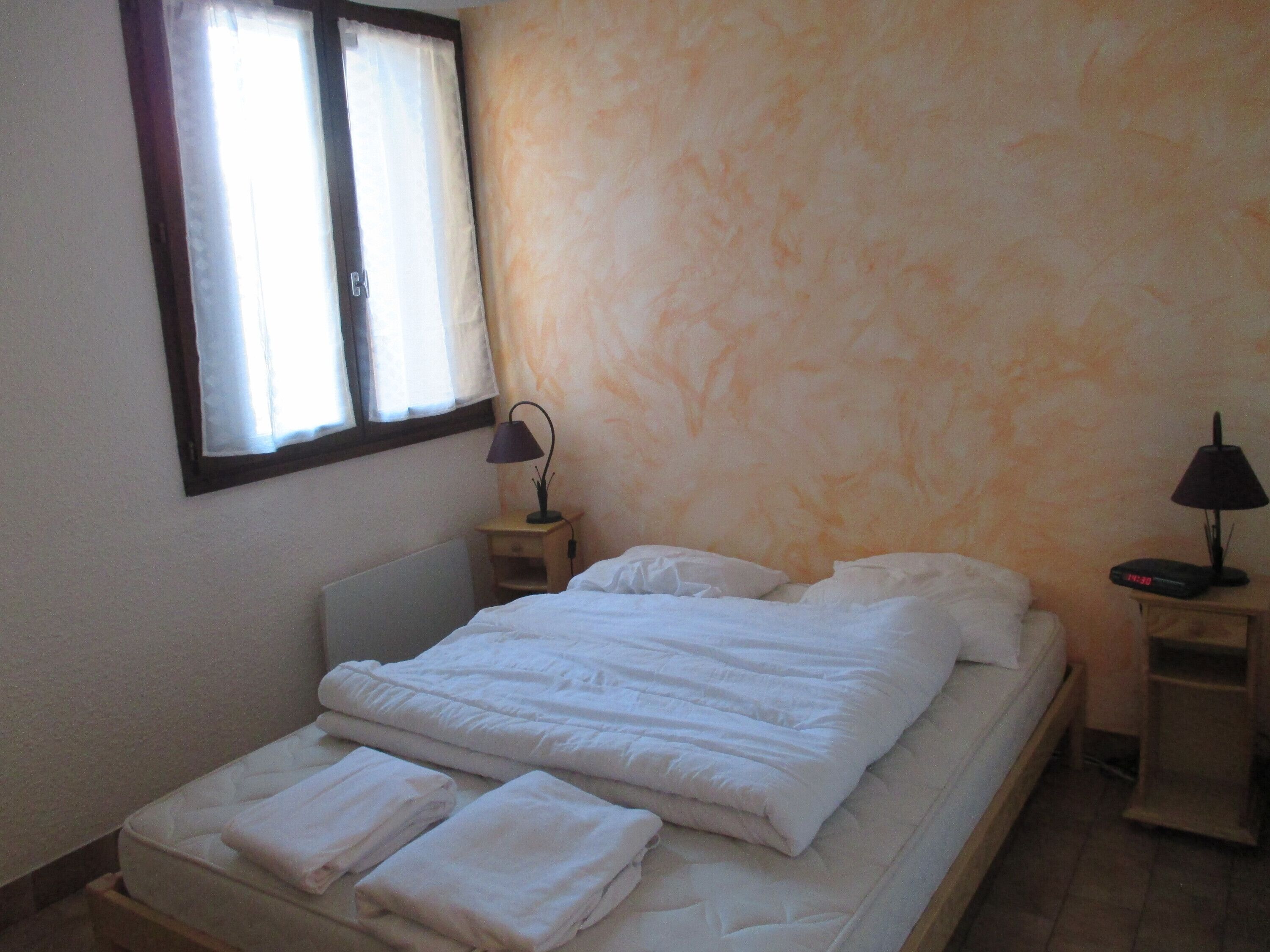 1 habitación, tabla de planchar con plancha, wifi y ropa de cama 