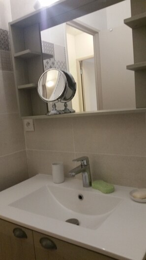 Suihku, hiustenkuivaaja, pyyhkeet