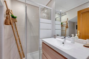 Dusche, Haartrockner, Handtücher