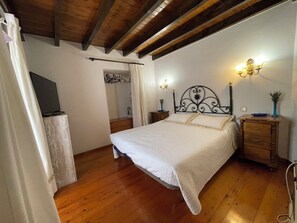 2 bedrooms, bed sheets - La Casina del Arroyo, rural cottage for 2-4 people in Poo de Cabrales (Póo de Cabrales)
