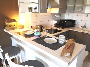 Refrigerador, microondas, horno, placa de cocina