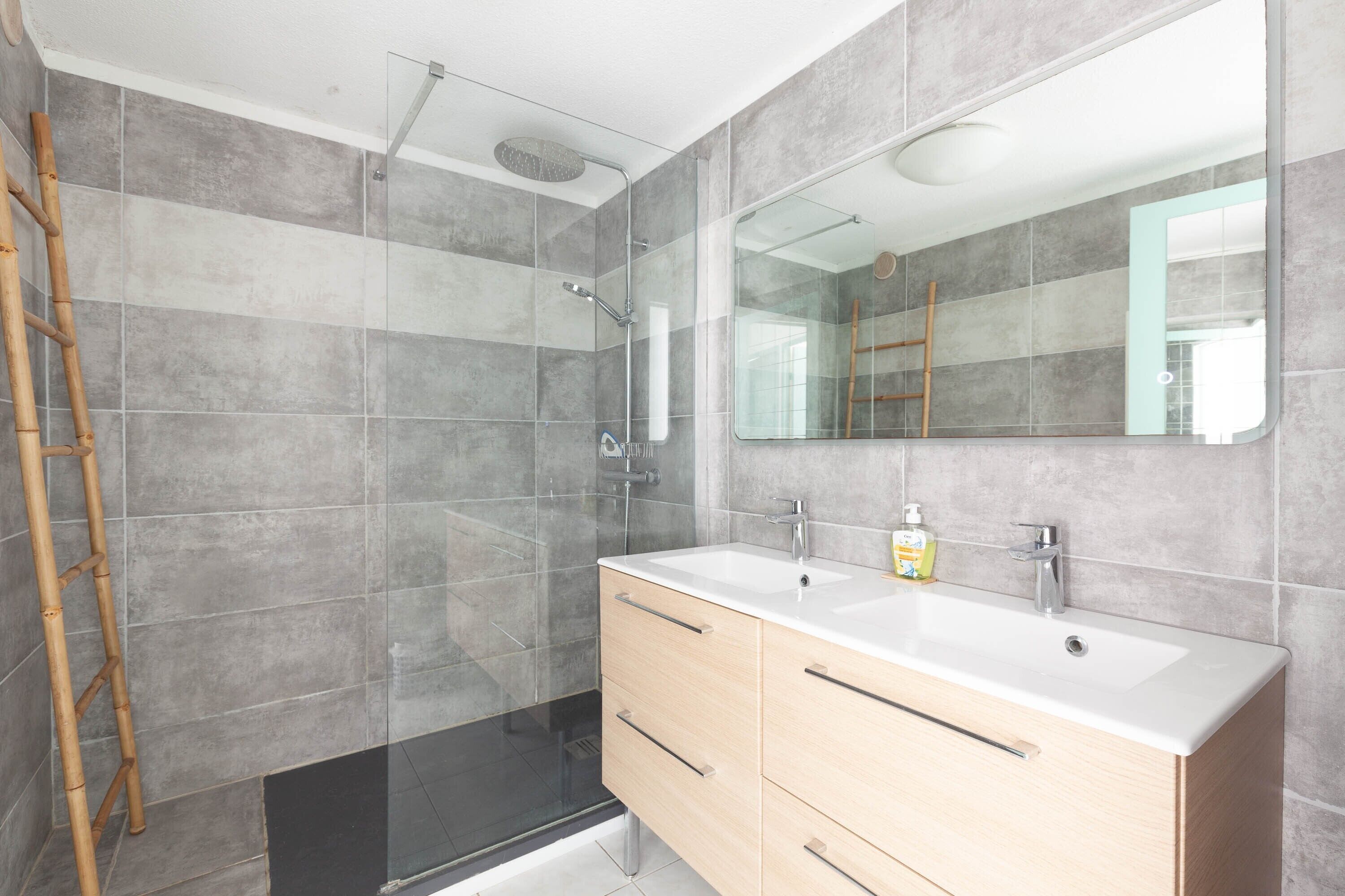 Shower, hair dryer, towels