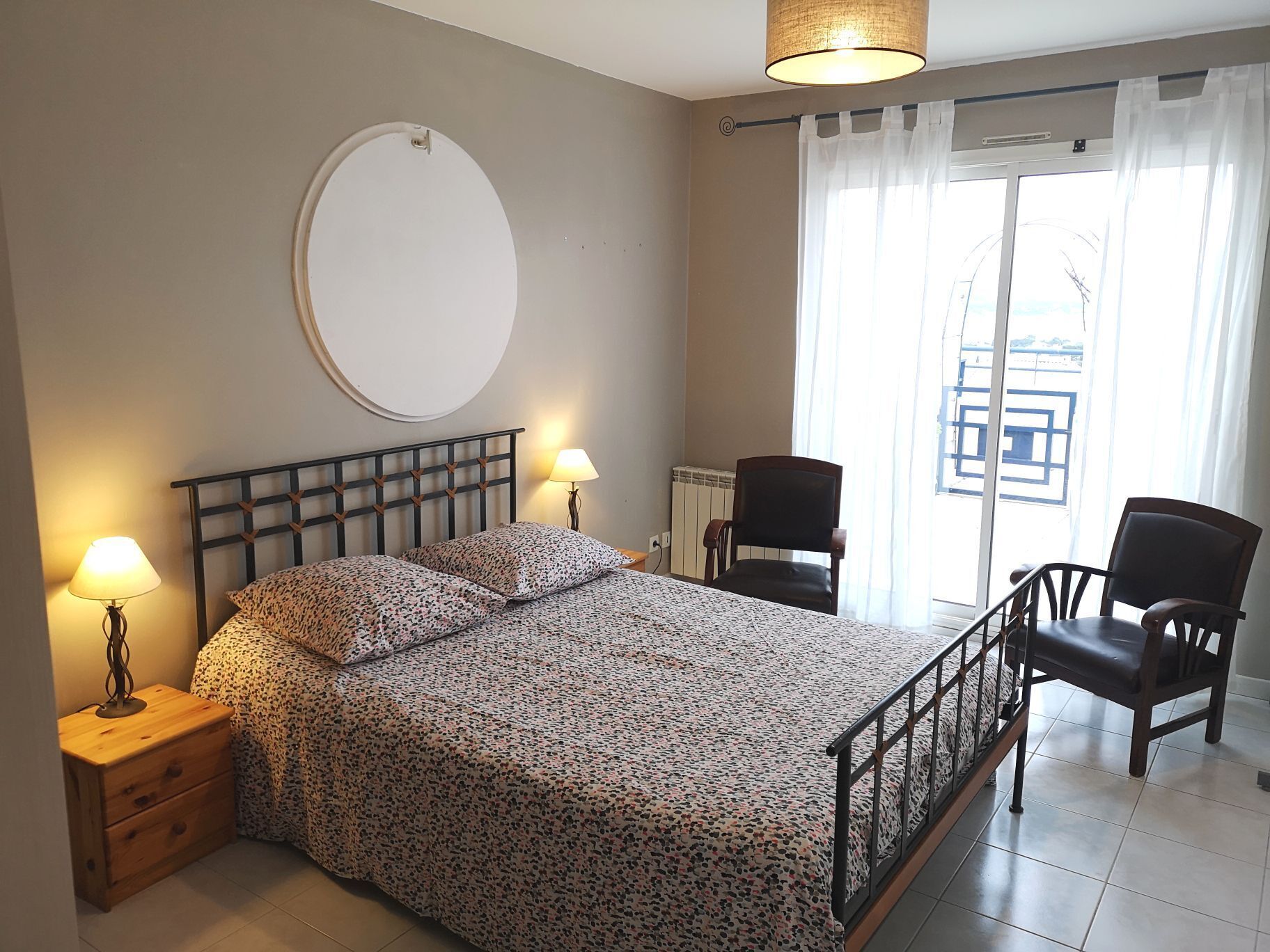 2 slaapkamers, een strijkplank/strijkijzer, beddengoed