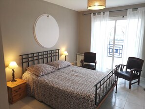 2 habitaciones, tabla de planchar con plancha y ropa de cama