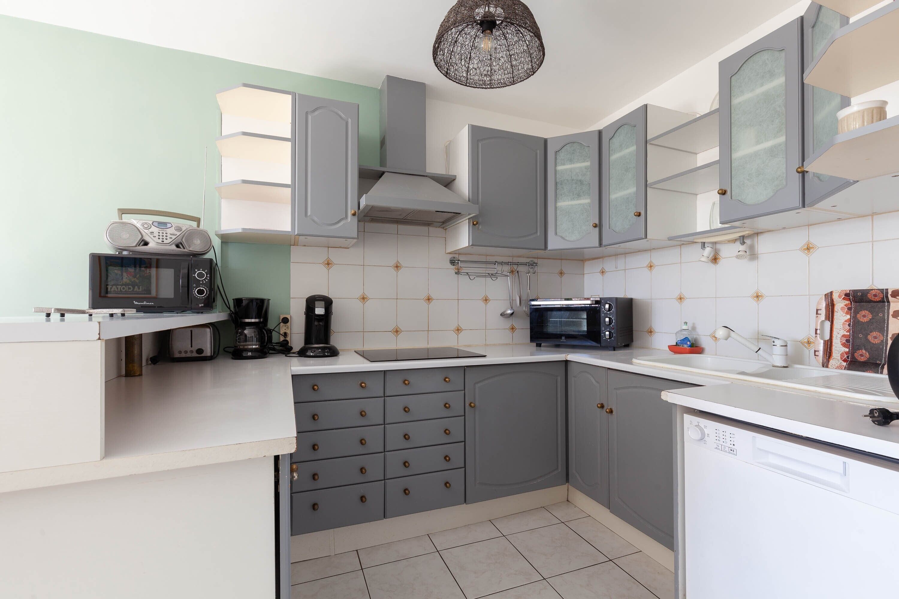 Frigorífico, microondas, horno y placa de cocina